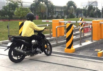 Quy trình kiểm soát ra vào của nhân viên và xe cộ tại cổng chính