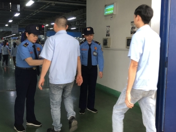 Cảm giác hạnh phúc của nhân viên bảo vệ nhà máy